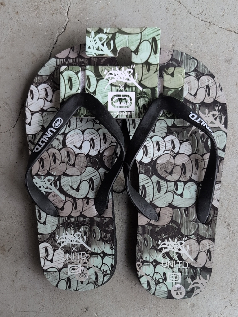 ECKO UNLTD Graphic Flip Flop Sandals in Mint & Black